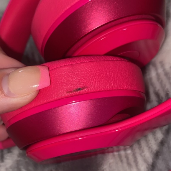 Hot Pink Beat Wired Headphones - Picture 3 of 6